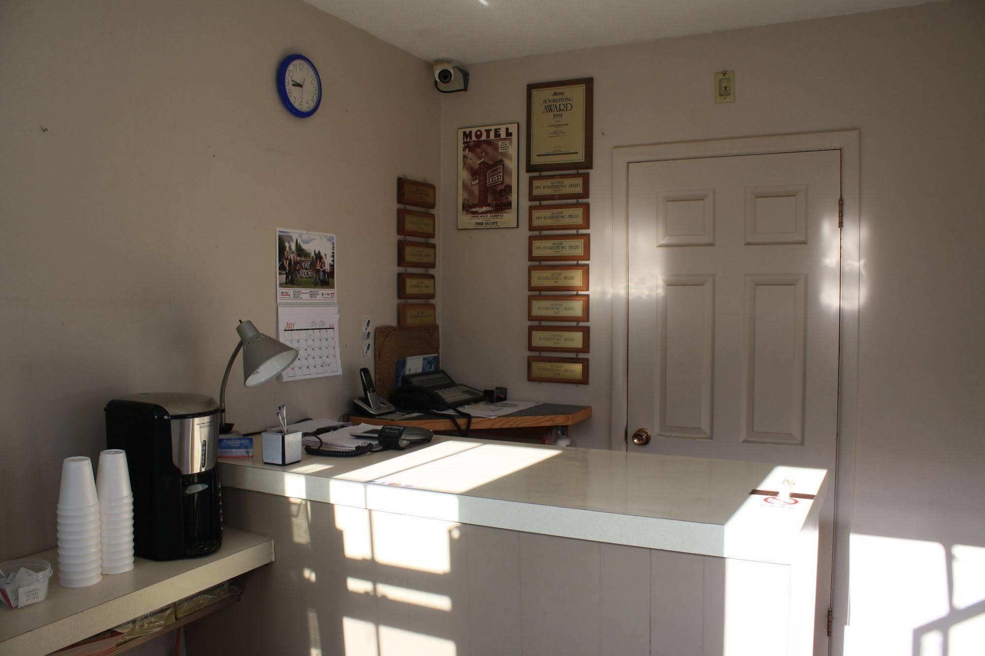 Lamplighter Inn Three Hills Extérieur photo